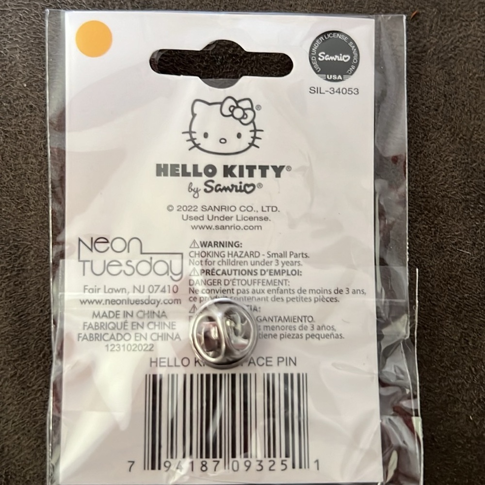 Hello Kitty Pin - Picture 2 of 2